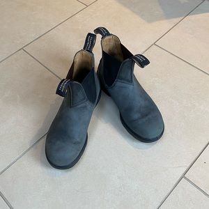 Rustic black Blundstones